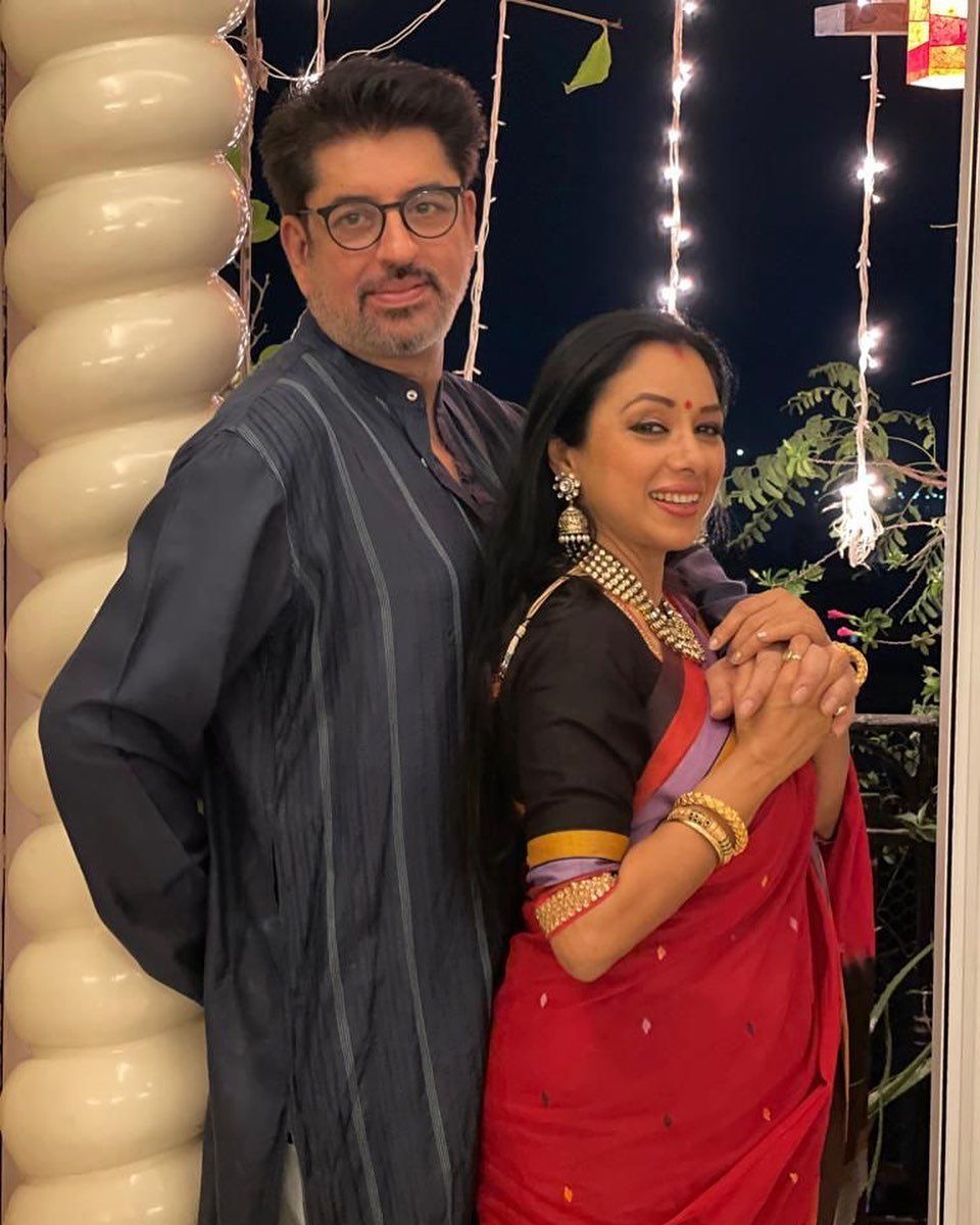 Rupali Ganguly dengan pasangan asli © 2023 brilio.net