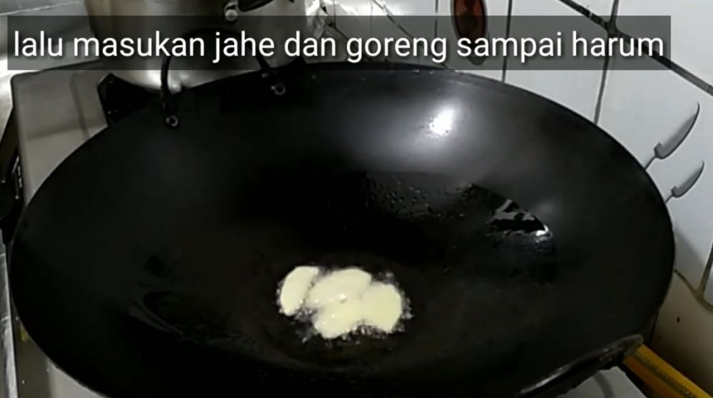 Bukan ditaburi tepung, begini trik goreng ikan di minyak sedikit agar tak lengket dan hancur