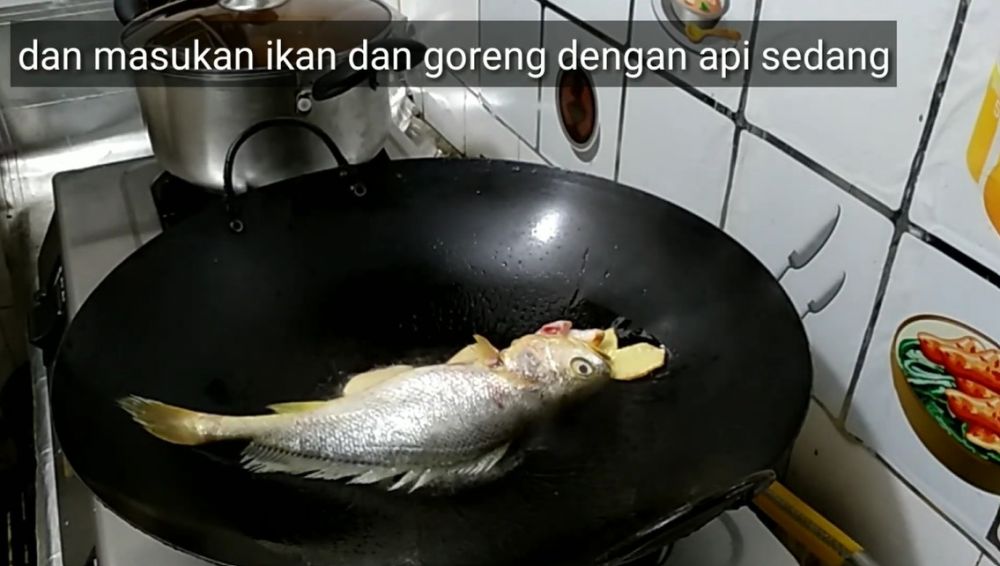 Bukan ditaburi tepung, begini trik goreng ikan di minyak sedikit agar tak lengket dan hancur