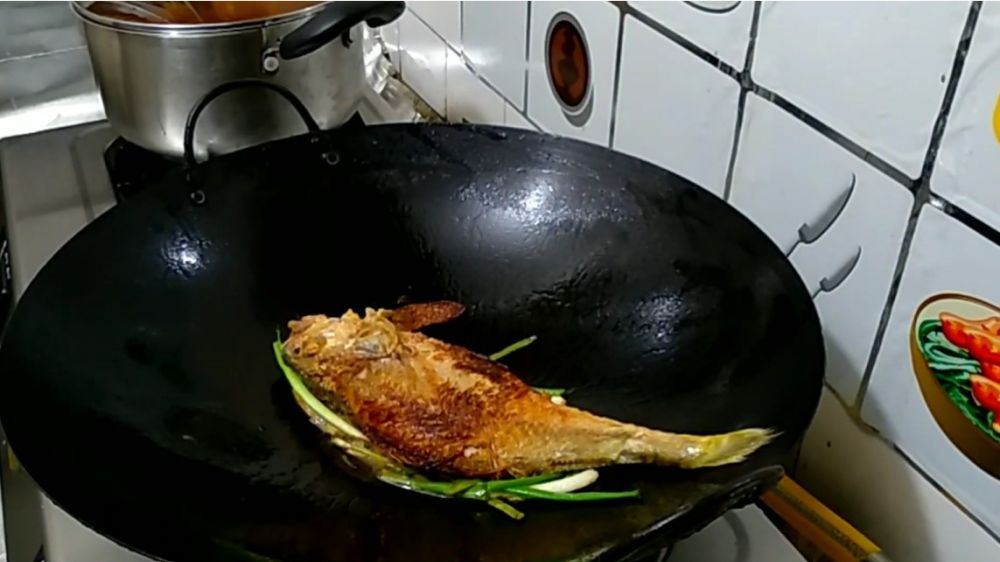 Bukan ditaburi tepung, begini trik goreng ikan di minyak sedikit agar tak lengket dan hancur