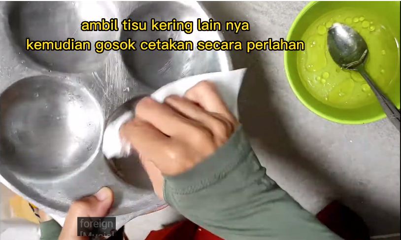 Tanpa pakai sabun, ini cara mencuci cetakan takoyaki yang masih baru agar bersih maksimal