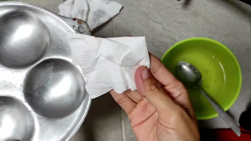 Tanpa pakai sabun, ini cara mencuci cetakan takoyaki yang masih baru agar bersih maksimal