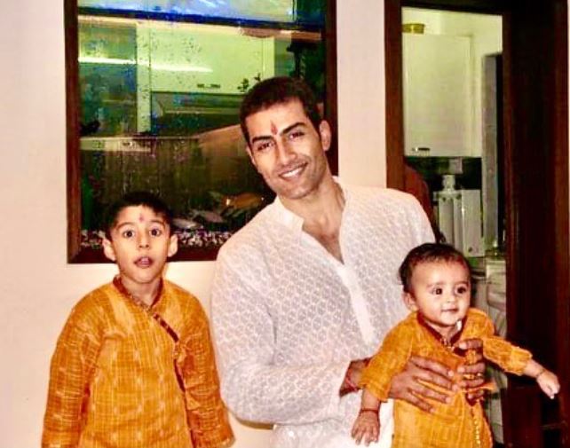 Kebersamaan Sudhanshu Pandey dan keluarga © 2023 brilio.net