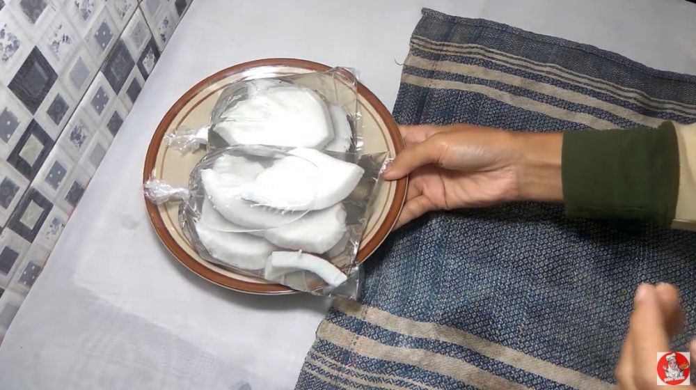 Bukan dalam freezer, begini trik menyimpan kelapa tua agar awet dan tak tengik sampai 1 bulan