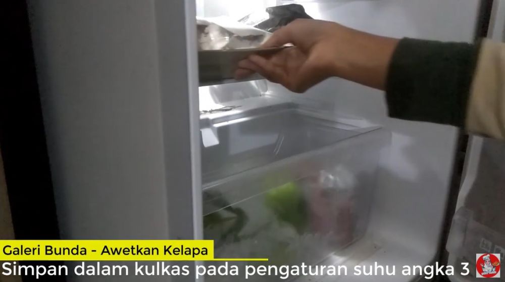 Bukan dalam freezer, begini trik menyimpan kelapa tua agar awet dan tak tengik sampai 1 bulan