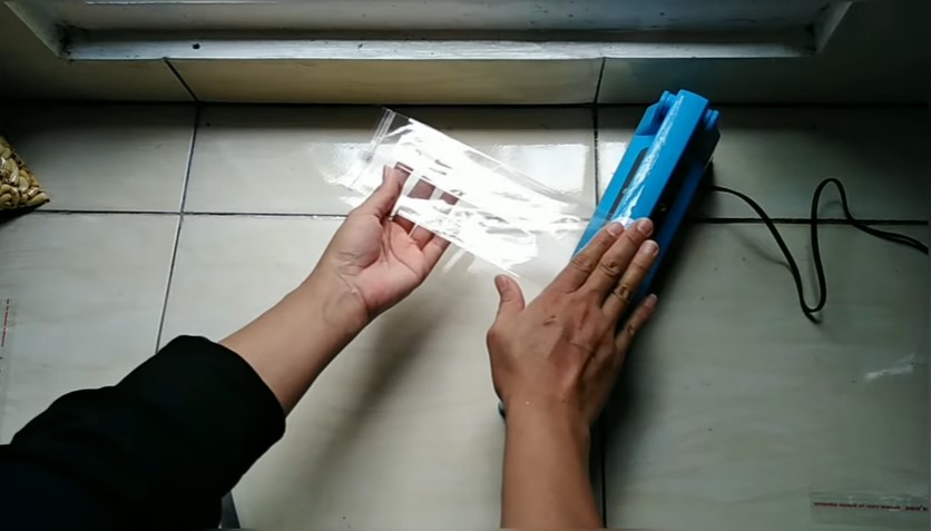 Cuma pakai plastik bening biasa, begini 7 trik bikin kemasan makanan yang bisa berdiri