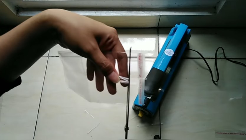 Cuma pakai plastik bening biasa, begini 7 trik bikin kemasan makanan yang bisa berdiri