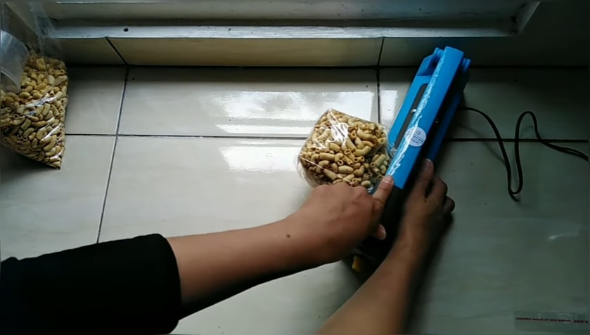 Cuma pakai plastik bening biasa, begini 7 trik bikin kemasan makanan yang bisa berdiri