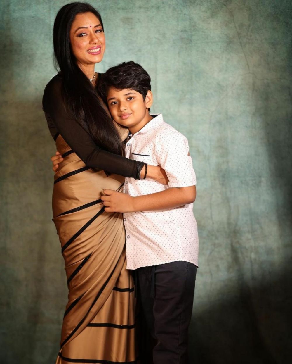 penampilan Rupali yang glamor saat pemotretan berbagai sumber penampilan Rupali yang glamor saat pemotretan berbagai sumber