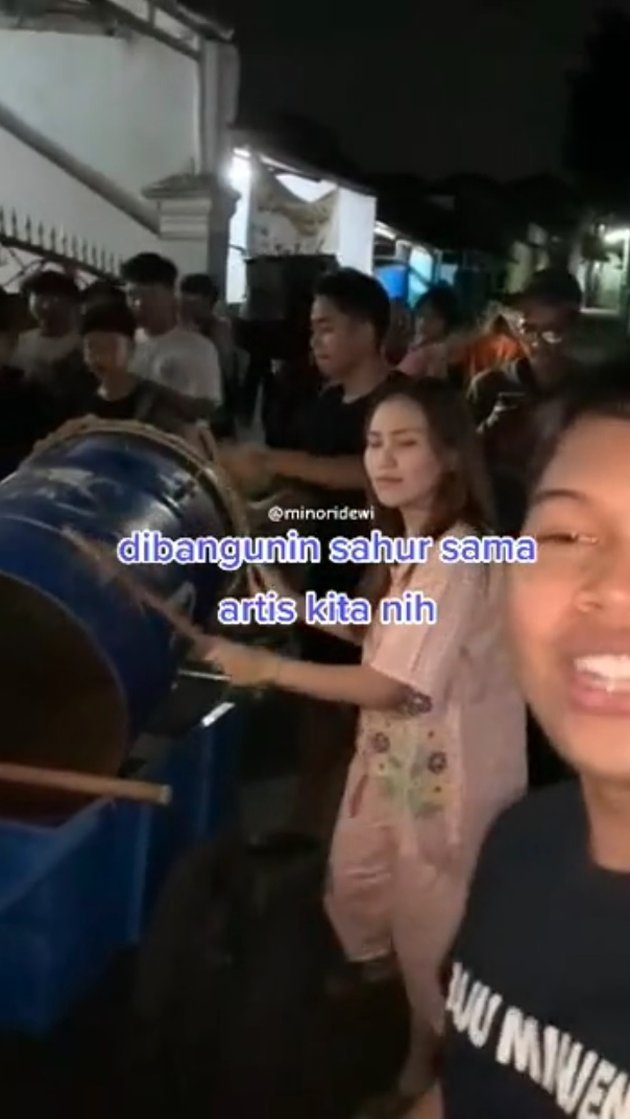 Ayu Ting Ting keliling kampung bangunin warga sahur © 2023 brilio.net