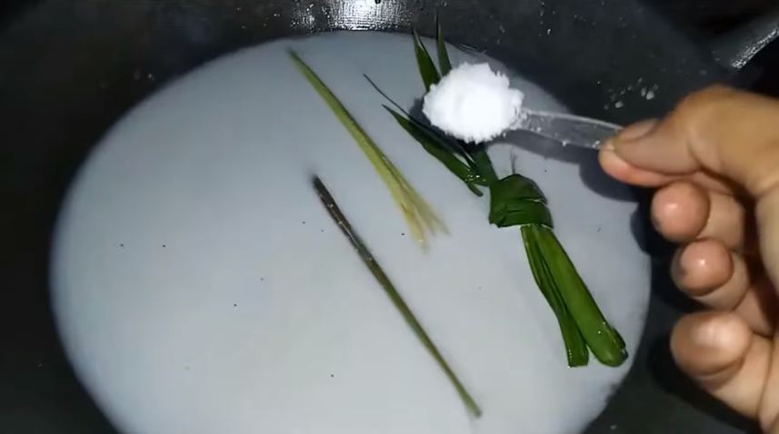 Trik masak buras khas Bugis agar hasilnya padat, empuk, dan tidak basi hingga seminggu