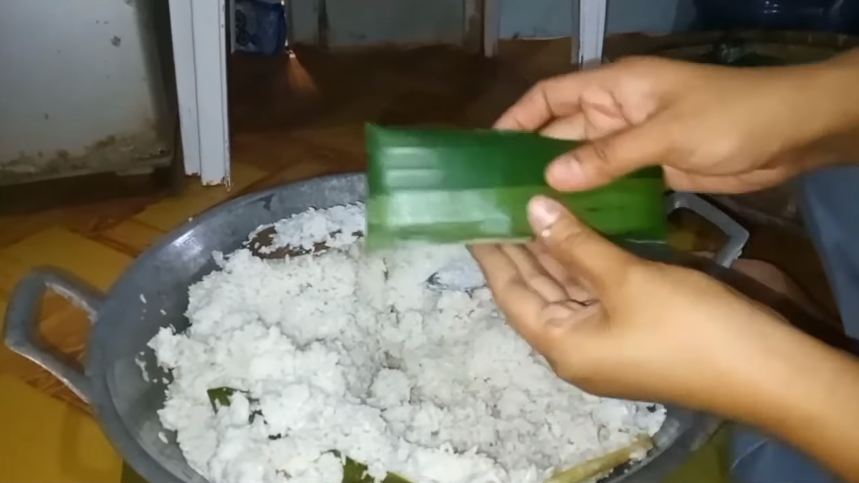 Trik masak buras khas Bugis agar hasilnya padat, empuk, dan tidak basi hingga seminggu