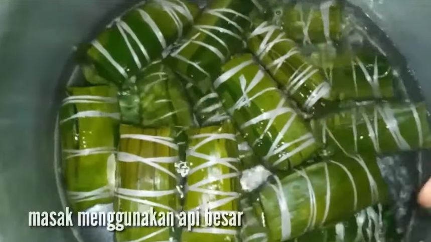Trik masak buras khas Bugis agar hasilnya padat, empuk, dan tidak basi hingga seminggu