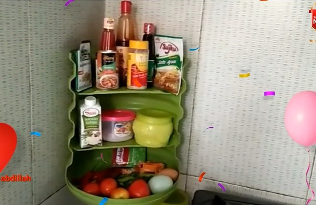 Cara kreatif sulap galon bekas jadi rak bumbu dapur, kokoh dan muat banyak