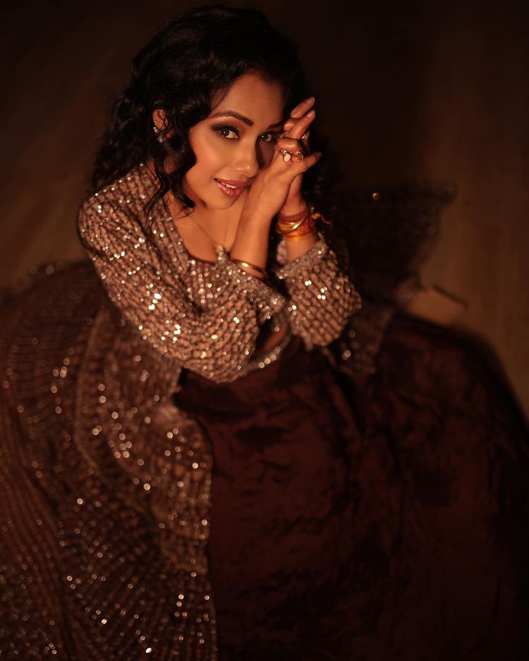 Jadi IRT bergaya sederhana di serial, ini 11 gaya glamor Rupali Ganguly 'Anupamaa' saat pemotretan