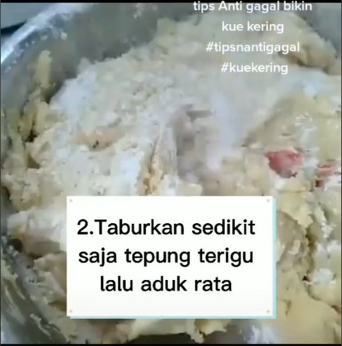 Trik mengatasi adonan kue kering yang terlalu lembek, cukup tambah satu bahan dapur