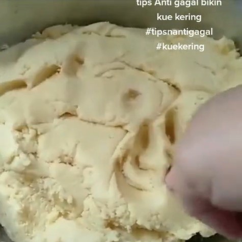 Trik mengatasi adonan kue kering yang terlalu lembek, cukup tambah satu bahan dapur