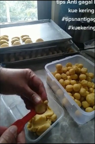 Trik mengatasi adonan kue kering yang terlalu lembek, cukup tambah satu bahan dapur