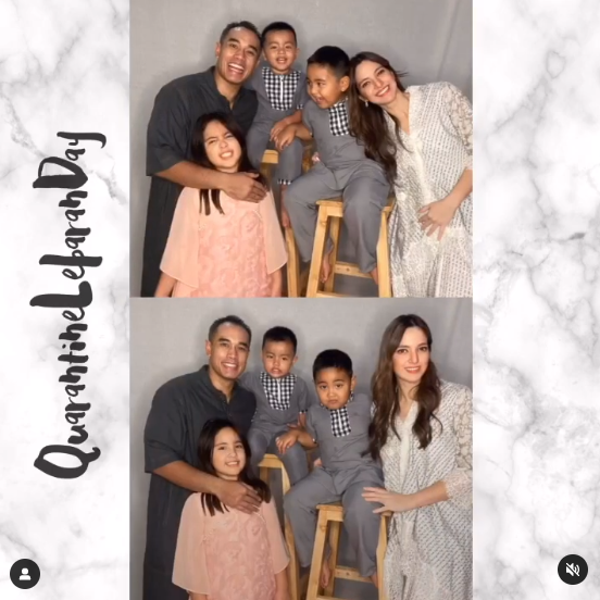 gaya Nia Ramadhani dan keluarga rayakan Idul Fitri © 2023 brilio.net gaya Nia Ramadhani dan keluarga rayakan Idul Fitri © 2023 brilio.net