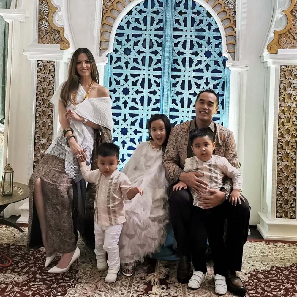 gaya Nia Ramadhani dan keluarga rayakan Idul Fitri © 2023 brilio.net gaya Nia Ramadhani dan keluarga rayakan Idul Fitri © 2023 brilio.net