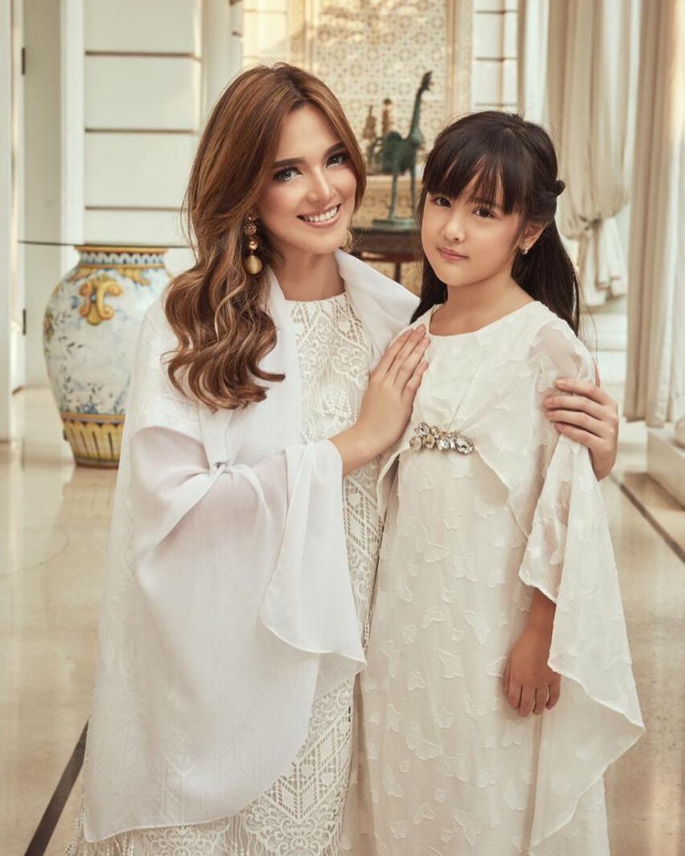 gaya Nia Ramadhani dan keluarga rayakan Idul Fitri © 2023 brilio.net gaya Nia Ramadhani dan keluarga rayakan Idul Fitri © 2023 brilio.net