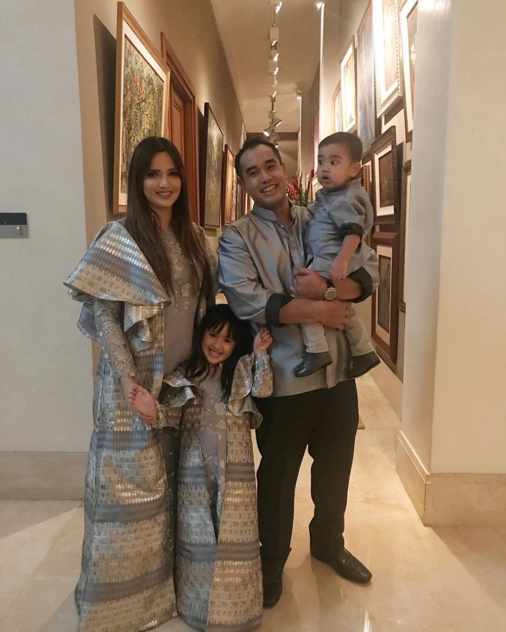 gaya Nia Ramadhani dan keluarga rayakan Idul Fitri © 2023 brilio.net gaya Nia Ramadhani dan keluarga rayakan Idul Fitri © 2023 brilio.net