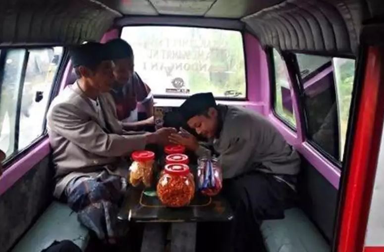 Penampakan kocak ruang tamu Berbagai sumber