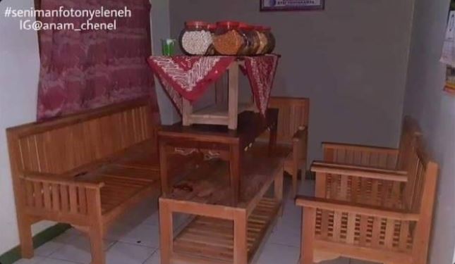 Penampakan kocak ruang tamu Berbagai sumber