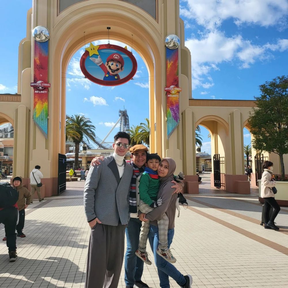 pesinetron dan ibu sambung © berbagai sumber