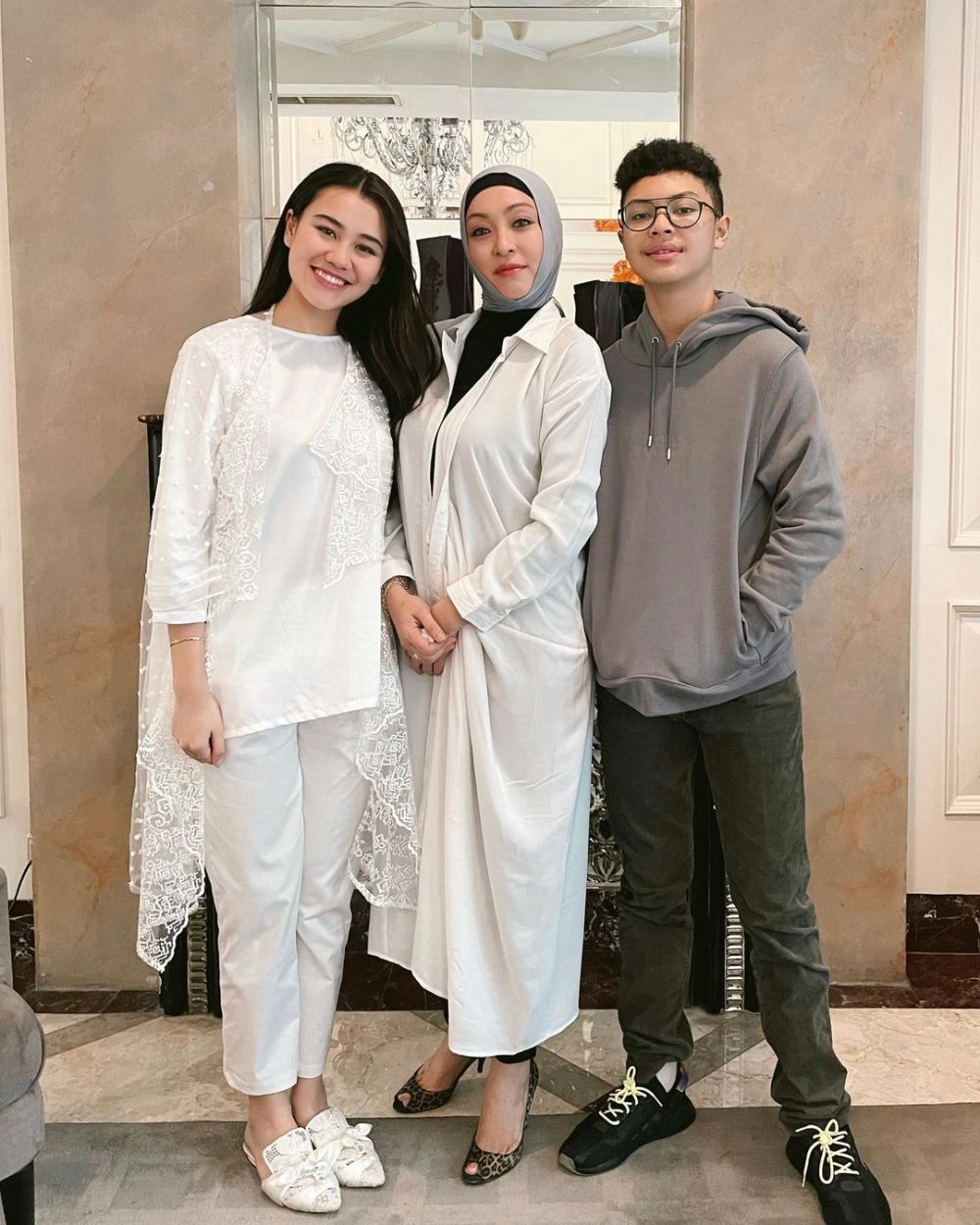 pesinetron dan ibu sambung © berbagai sumber