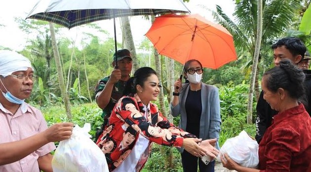 Gaya Krisdayanti blusukan saat jalani tugas DPR © Instagram