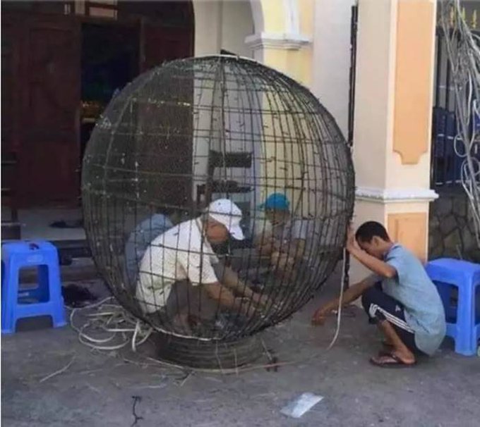 kuli bangunan terjebak pekerjaannya sendiri Berbagai sumber