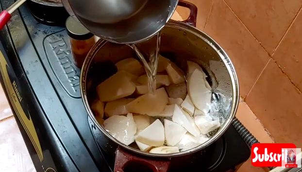 Trik praktis merebus singkong agar empuk dan rasanya gurih tanpa presto, cuma pakai dua bahan dapur
