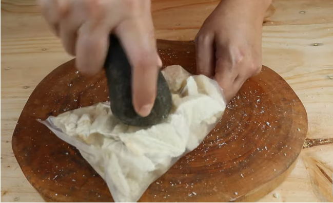 Tanpa oven, kompor, dan blender, begini trik simpel bikin tepung panir cuma pakai satu bahan