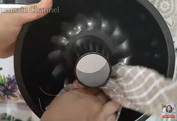 Tanpa sabun dan digosok, ini cara praktis bersihkan loyang agar awet dan kinclong seperti baru