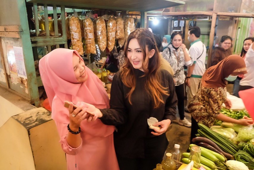 momen nafa urbach blusukan ke pasar © instagram momen nafa urbach blusukan ke pasar © instagram