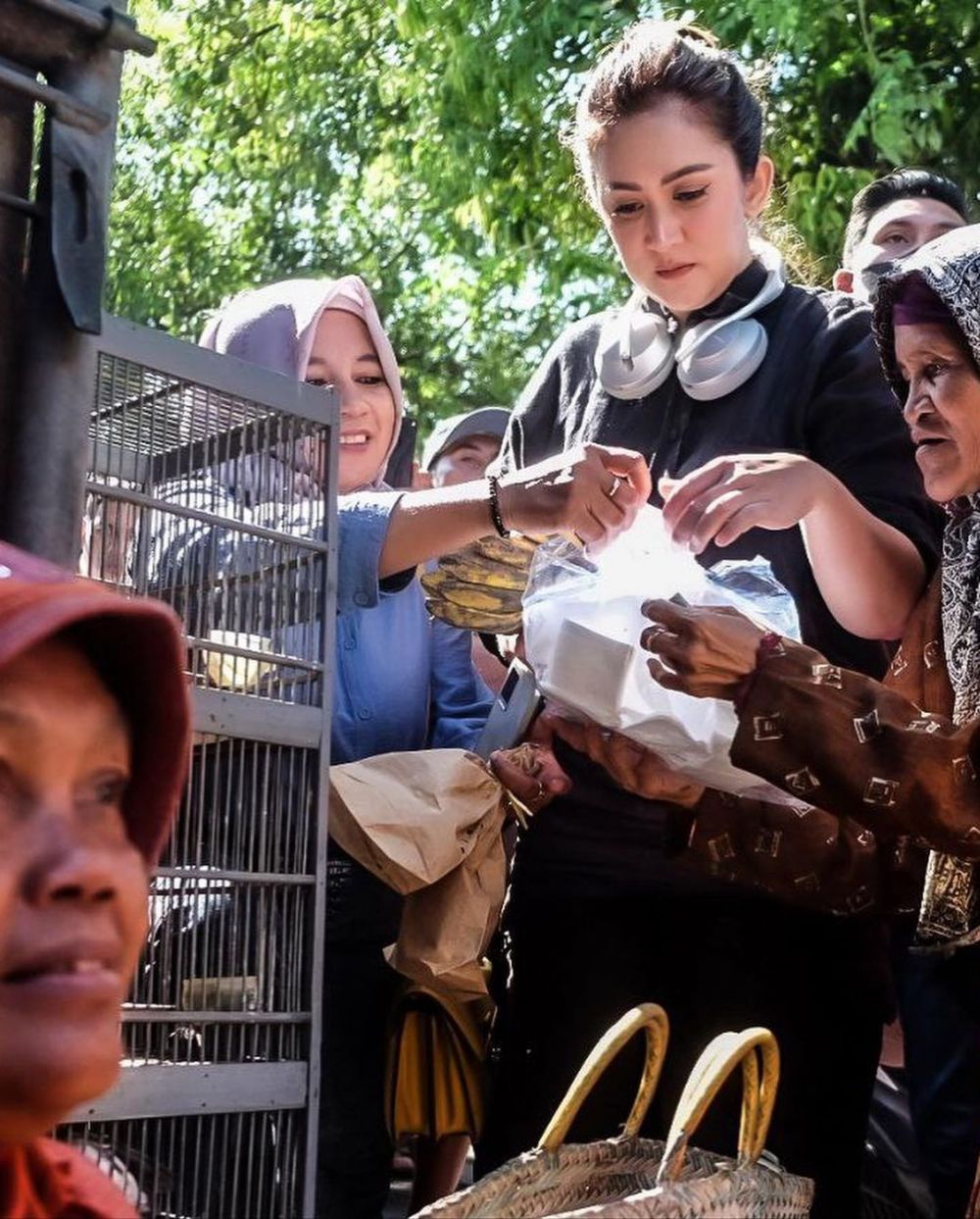 momen nafa urbach blusukan ke pasar © instagram momen nafa urbach blusukan ke pasar © instagram