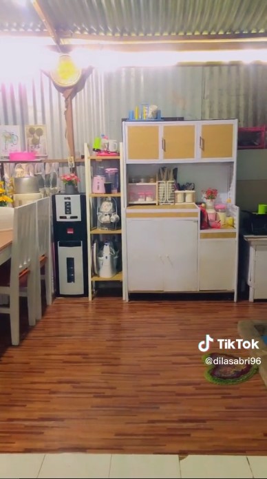 dapur dinding seng tanpa kitchen set © TikTok dapur dinding seng tanpa kitchen set © TikTok
