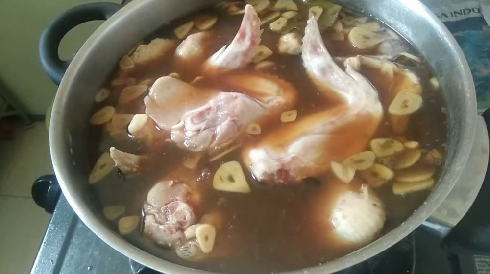 Tak perlu air kelapa, begini trik simpel bikin ayam bacem agar gurih maksimal dan tak mudah hancur