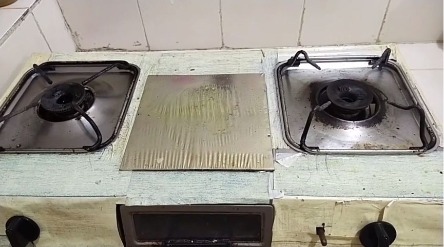 Bukan pakai soda kue, ini cara praktis bersihkan permukaan kompor gas dari noda minyak