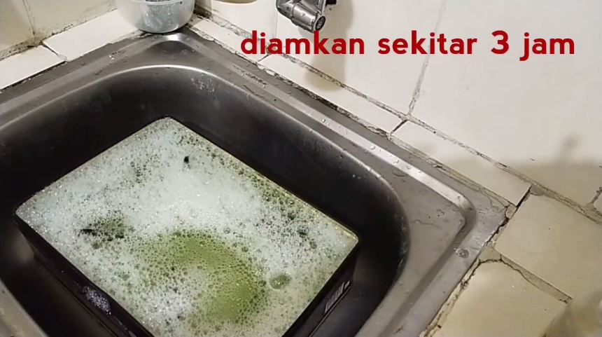 Bukan pakai soda kue, ini cara praktis bersihkan permukaan kompor gas dari noda minyak