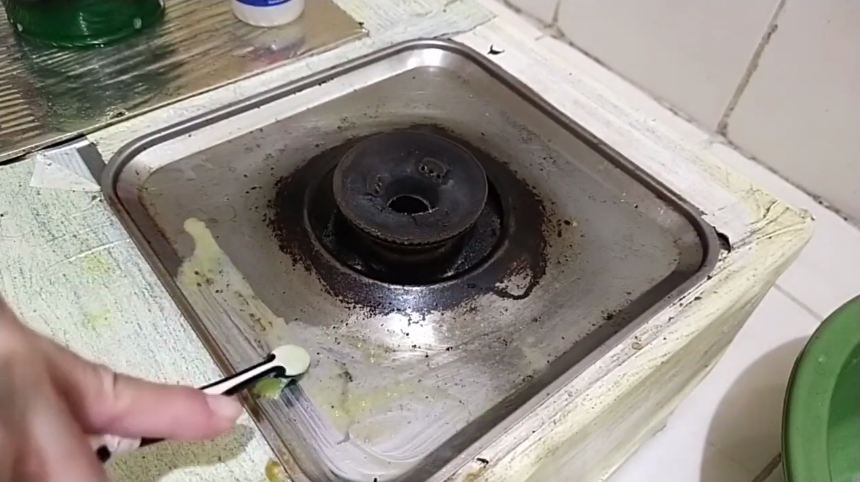 Bukan pakai soda kue, ini cara praktis bersihkan permukaan kompor gas dari noda minyak