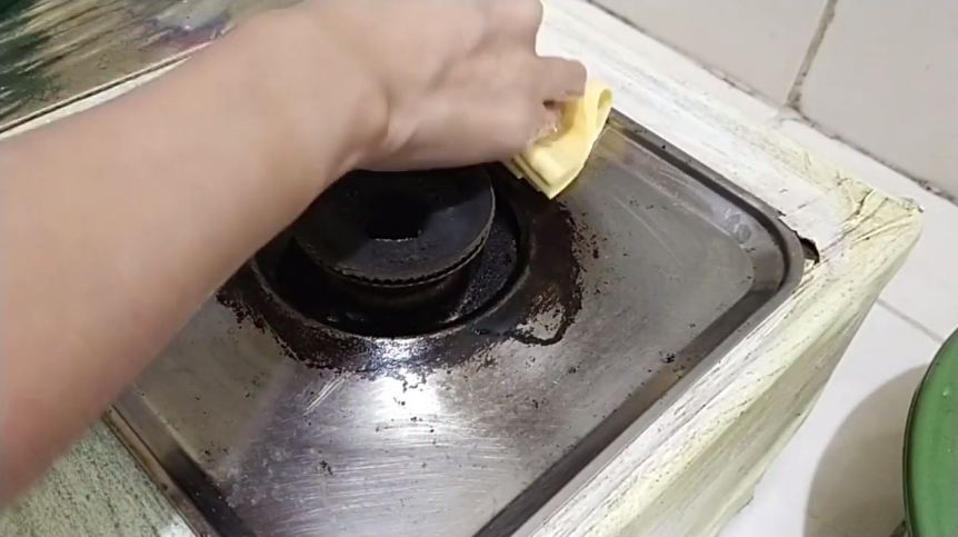 Bukan pakai soda kue, ini cara praktis bersihkan permukaan kompor gas dari noda minyak