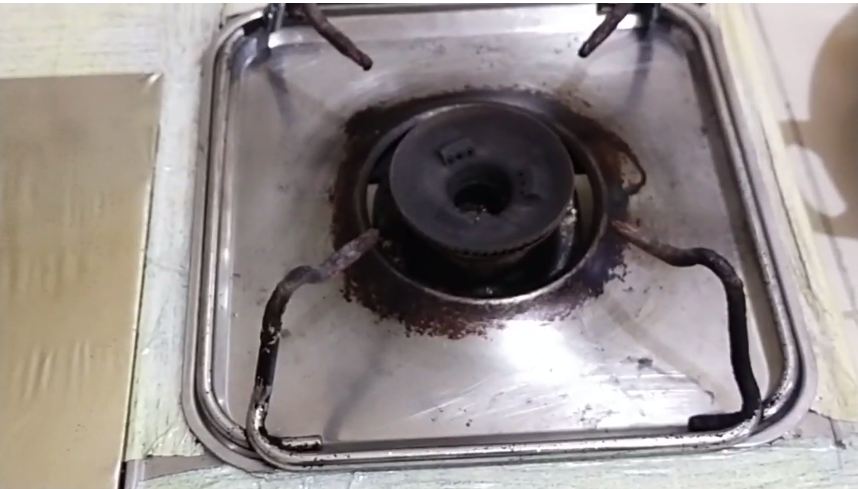 Bukan pakai soda kue, ini cara praktis bersihkan permukaan kompor gas dari noda minyak