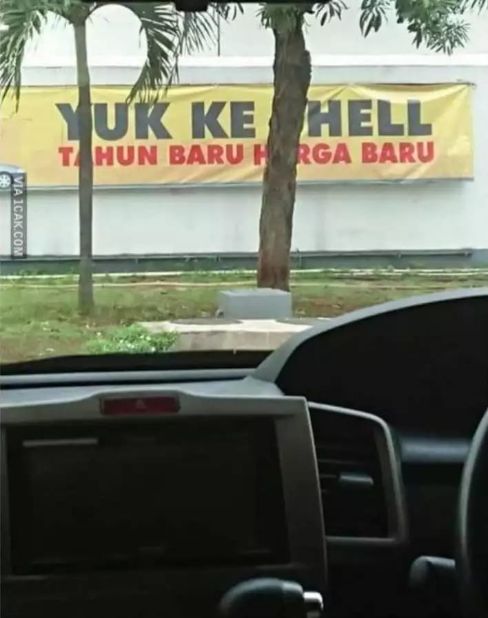 Potret kebetulan tulisan di spanduk nyambung sama benda sekitarnya © berbagai sumber