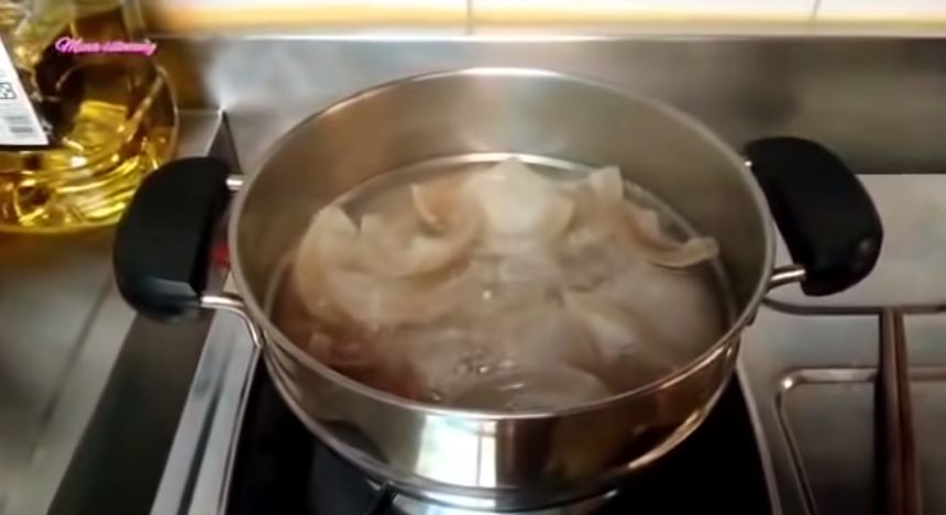 Tanpa bahan tambahan, ini trik merebus kikil sapi biar cepat empuk hanya dalam 30 menit