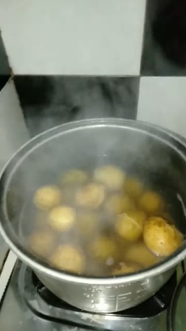 Cuma 12 menit dan tak bikin boros gas, ini trik merebus kentang agar empuk sampai ke dalam