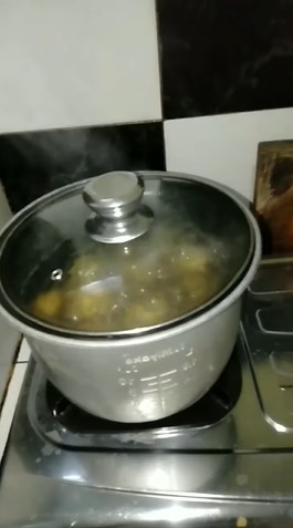 Cuma 12 menit dan tak bikin boros gas, ini trik merebus kentang agar empuk sampai ke dalam