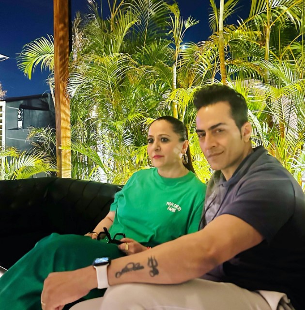 Sudhanshu Pandey bareng pasangan asli © Instagram Sudhanshu Pandey bareng pasangan asli © Instagram