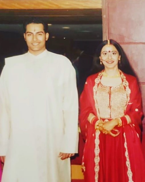 Sudhanshu Pandey bareng pasangan asli © Instagram Sudhanshu Pandey bareng pasangan asli © Instagram